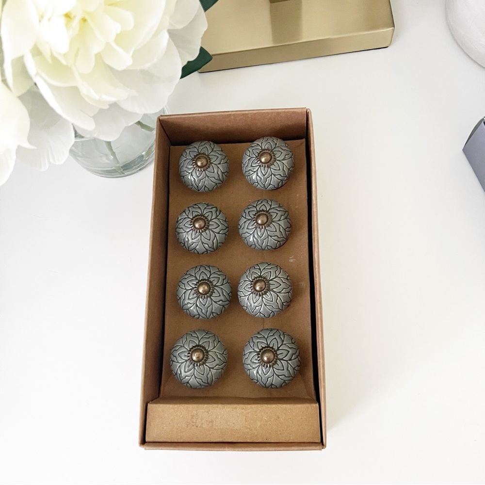 🖤 Set of 8 Decorative Knobs